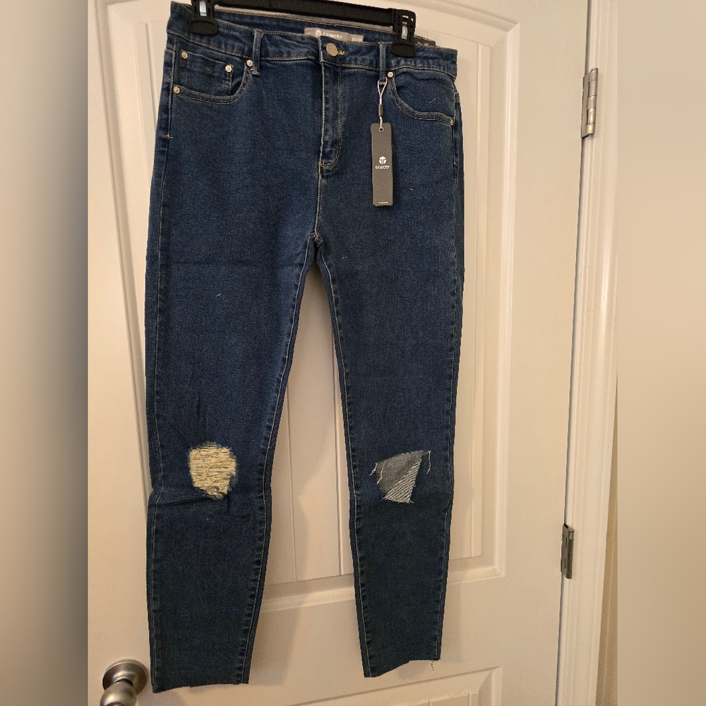 Tractr Diane Mid Rise Slim distressed jeans - NWT - size 10/30